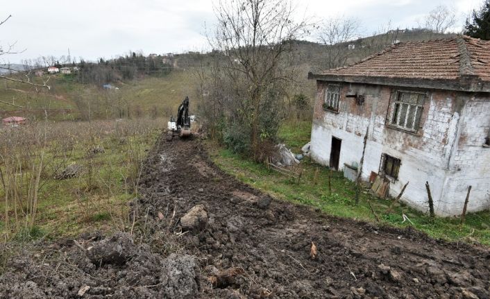 Altınordu’da yol seferberliği sürüyor