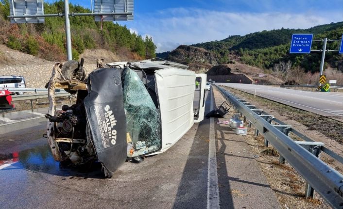 Amasya’da minibüs devrildi: 2 yaralı