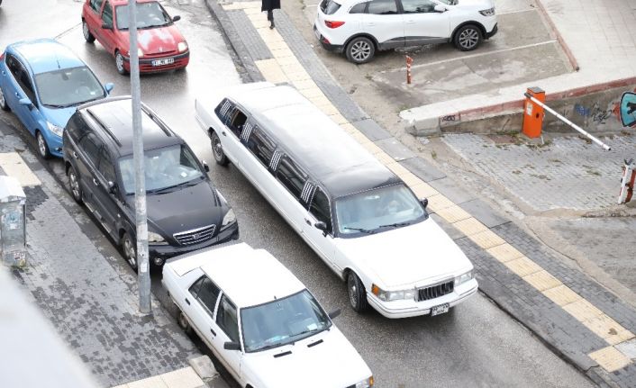 Ankara’da dar sokakta limuzin sürücüsünün zor anları