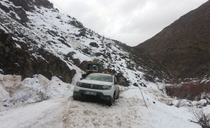 Arızadan dönen VEDAŞ ekiplerinin önüne çığ düştü