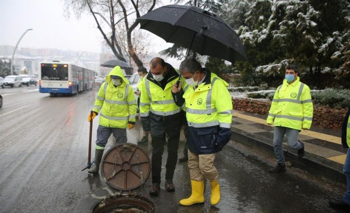 ASKİ ekipleri sahada karla mücadele nöbetinde