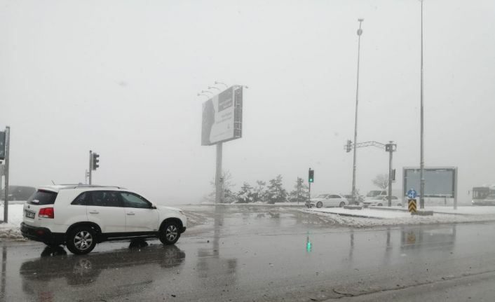 Başkent’te kar sonrası trafikte uzun kuyruklar oluştu