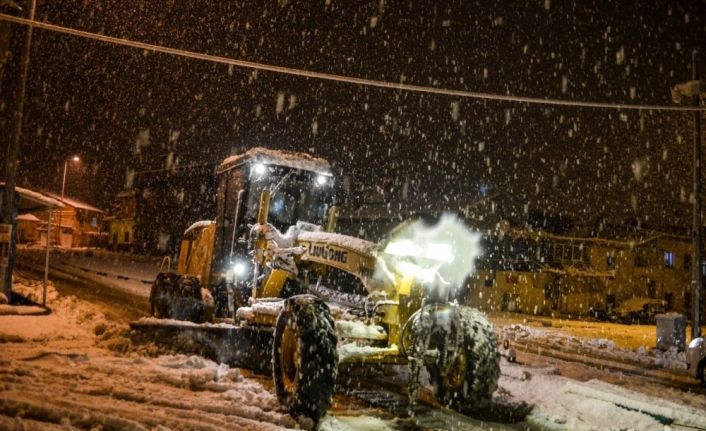 Bünyan’da karla mücadele gece boyu sürdü