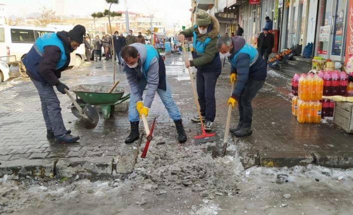 Çaldıran’da kış ortasında bahar temizliği