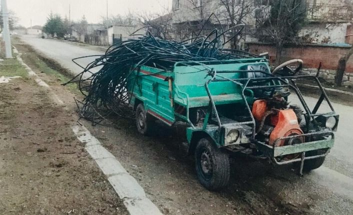 Direğe gücü yetmeyince parçalarını çaldı