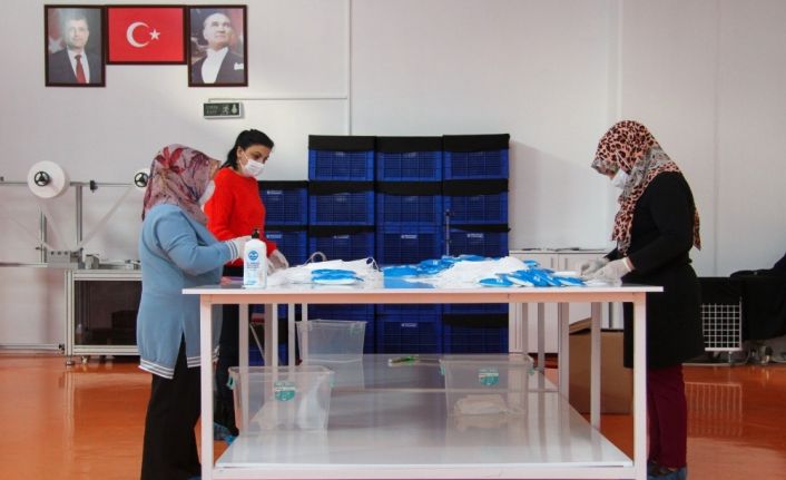 Esenyurt Belediyesi kendi maskesini kendi üretiyor