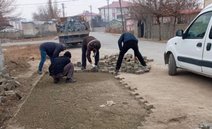 Iğdır’da bozuk parke taşları onarılıyor