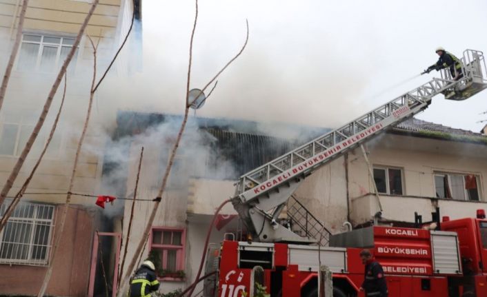 İki katlı ev çıkan yangında alevlere teslim oldu