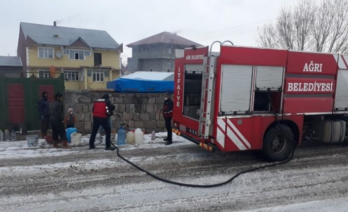 İtfaiye ekipleri suları donan vatandaşlara su taşıdı