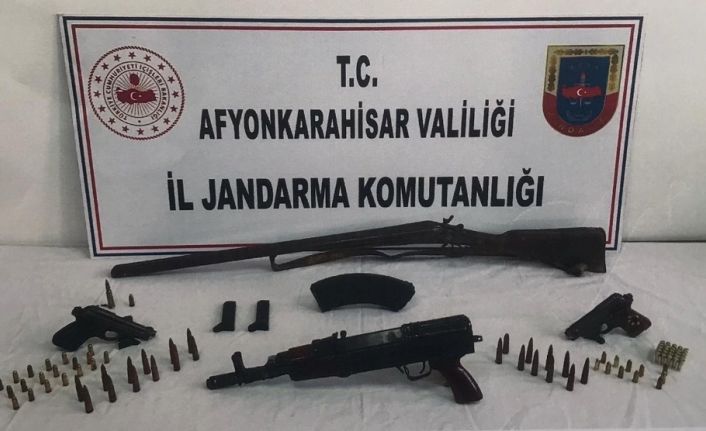 Kalaşnikof satmaya çalışırken yakalandılar