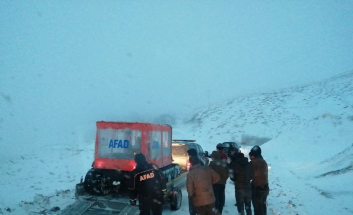 Kar nedeniyle mahsur kalan 3 kişi kurtarıldı