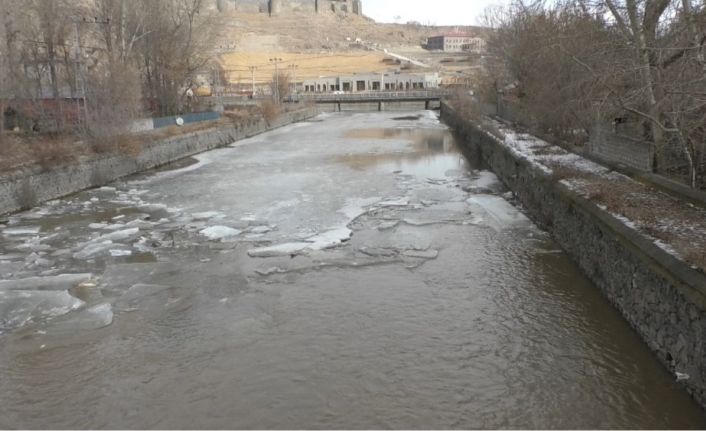 Kars Çayı’nın buzları erken çözülmeye başladı