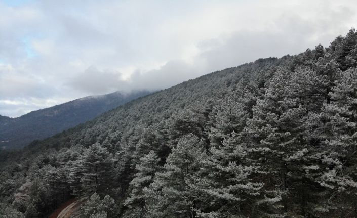 Kazdağları’nda beklenen kar yağışı başladı