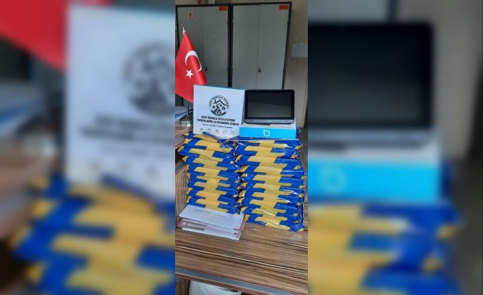 Mahalle derneğinden öğrencilere hem tablet hem de giyim desteği