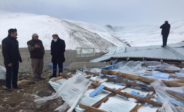 Şiddetli rüzgar ahırın çatısını uçurdu