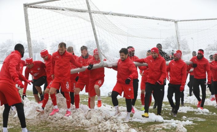 Sivasspor kar altında çalıştı!