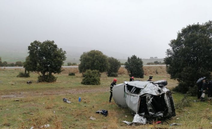 Takla atan otomobil tarlaya uçtu: 2 yaralı