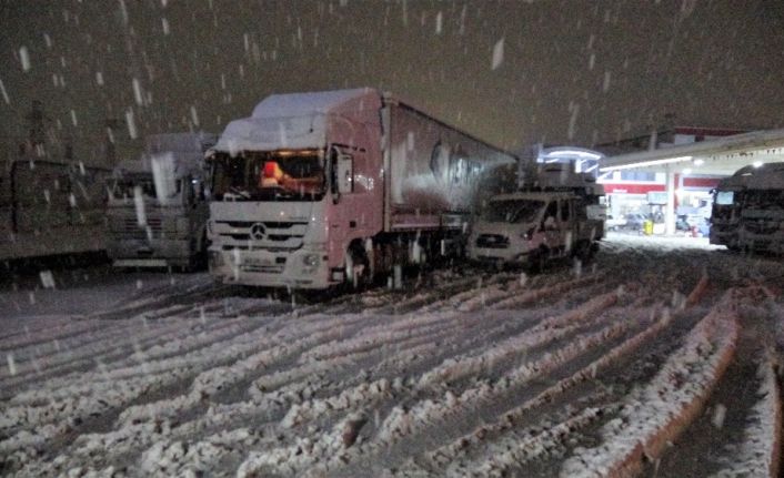 Tokat’ta yoğun kar yağışı ulaşımda aksamalarda neden oldu