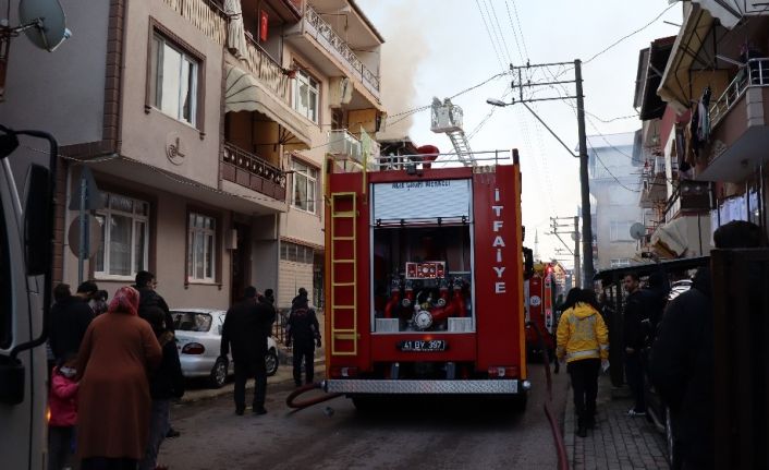 3 katlı binanın çatısı alev alev yandı