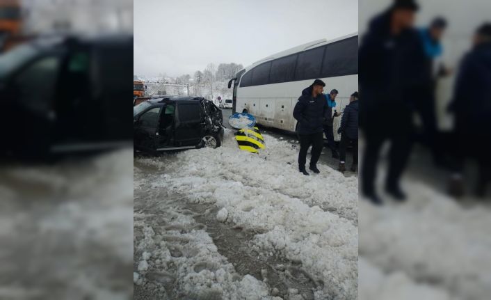 Afyon Belediye Yüntaş voleybol takımını taşıyan otobüs kaza yaptı