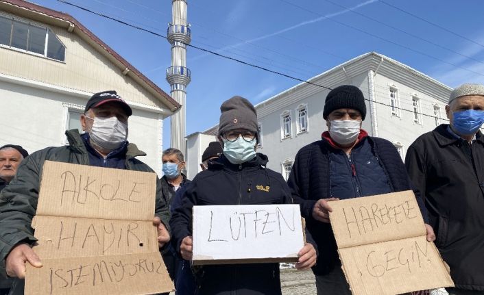 Alkole savaş açan cami cemaatinden pankartlı protesto