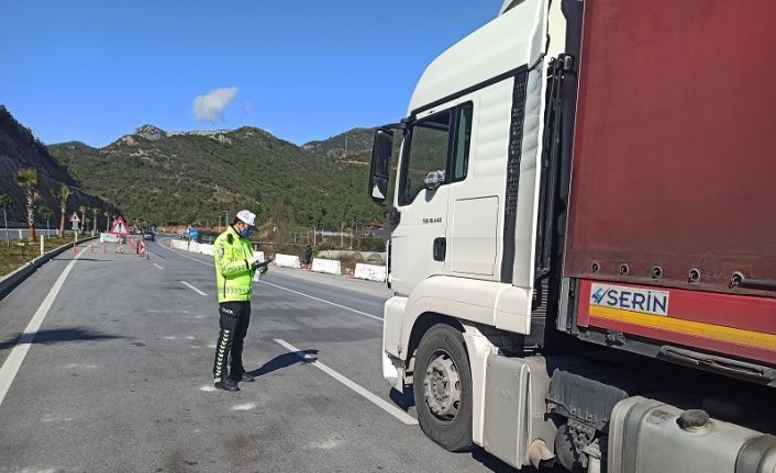 Antalya karayollarında trafik havadan denetlendi