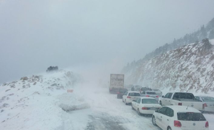 Antalya - Konya karayolunda kar kalınlığı 40 santimetreye ulaştı