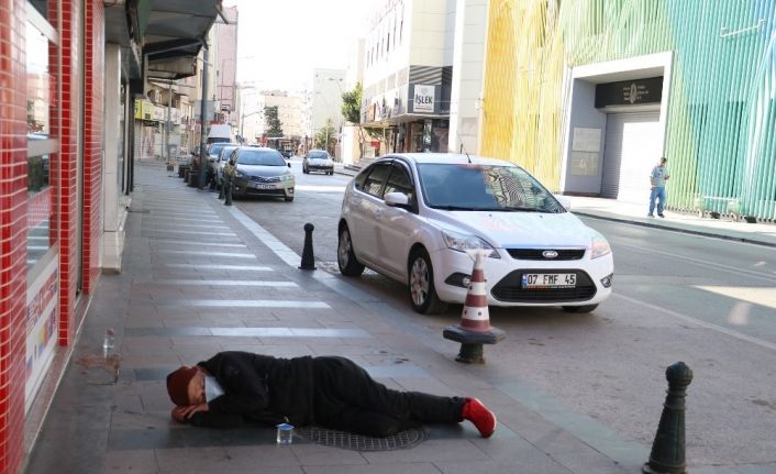 Antalya’da alkollü kişi, kaldırımda sızdı kaldı