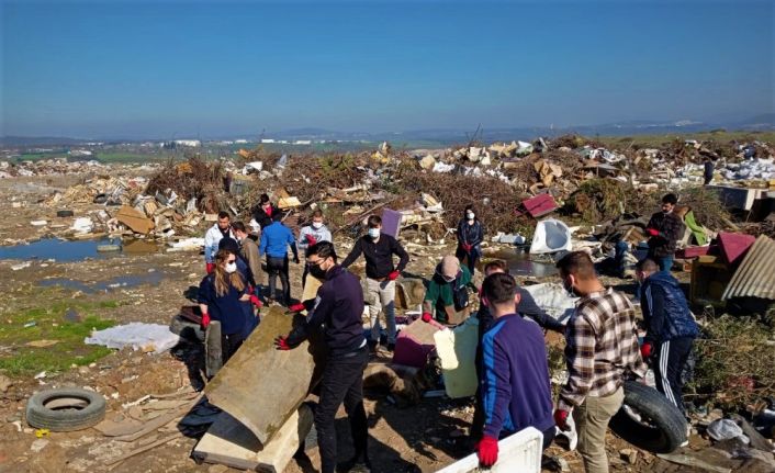 Atık malzemelerden sokak hayvanları için yuva yaptılar