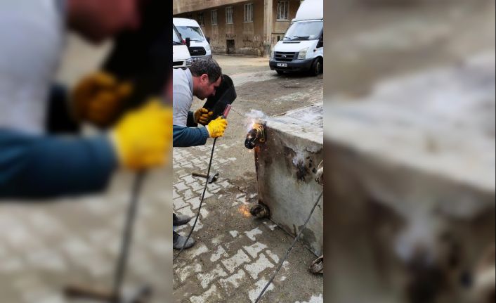 Bağlar Belediyesi çöp konteynerlerini kendi imkanlarıyla yeniliyor