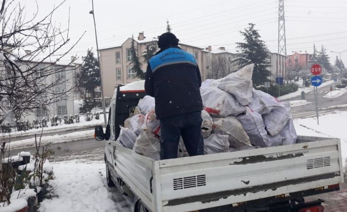 Başiskele’de yakacak odun yardımı yapılıyor