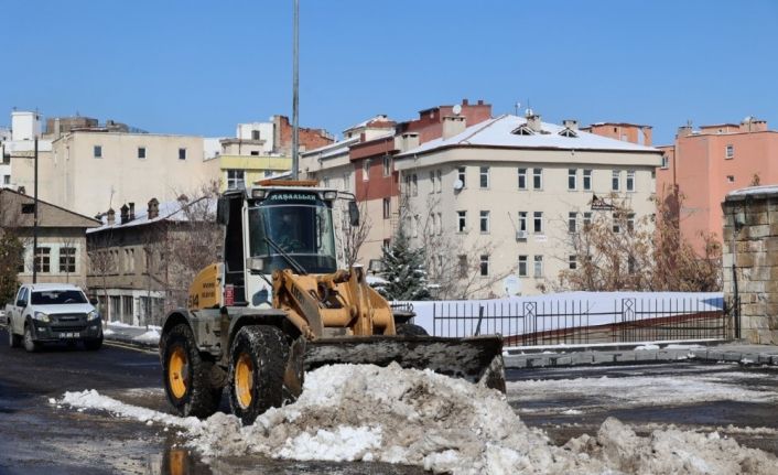 Belediye ekipleri kar temizleme çalışmalarını sürdürüyor