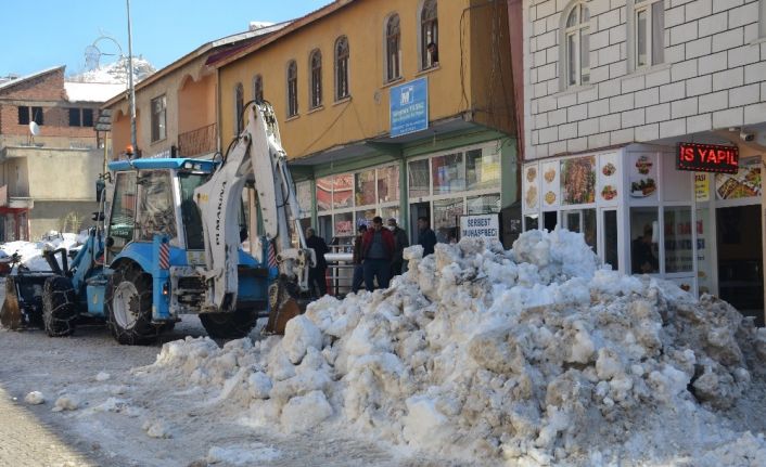 Beytüşşebap’ta binlerce ton kar taşındı