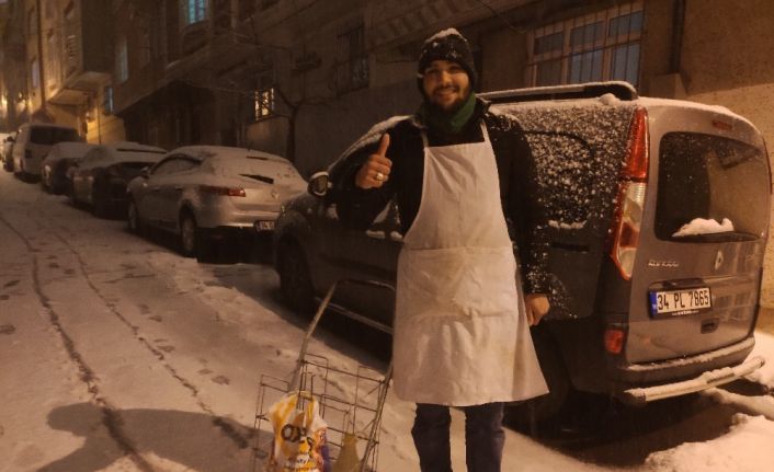 Bozacının karlı sokaklarda ekmek mücadelesi