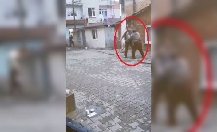 Canını hiçe sayıp patlayan akım tellerine tekme attı