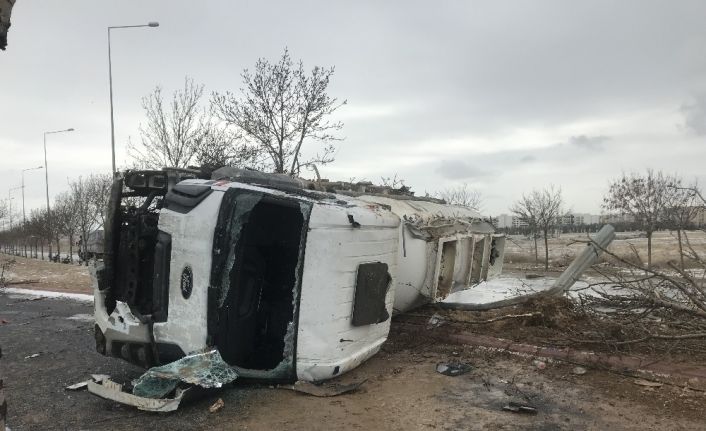 Devrilen tankerden tonlarca çamaşır suyu yola aktı