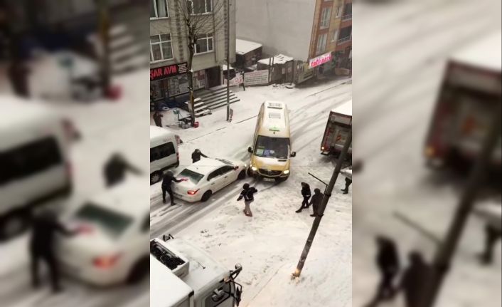 Esenyurt’ta karda kayan aracın minibüse çarptığı anlar kameralara yansıdı