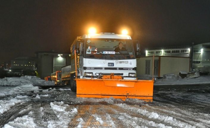 Esenyurt’ta kışla mücadele ekiplerinin çalışmaları devam ediyor