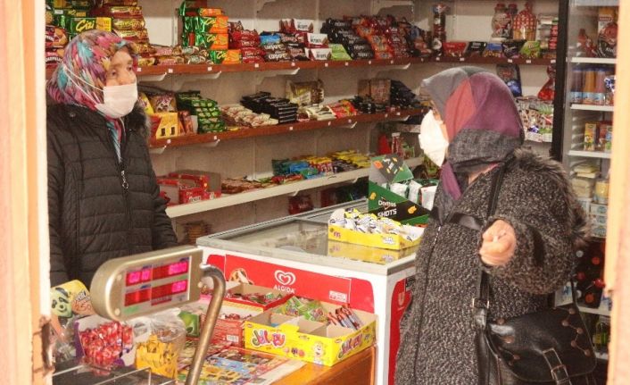 Eşi terk edince mahallenin “Bakkal Ablası” çocuklarının kahramanı oldu