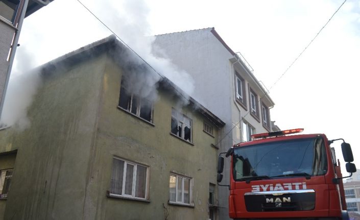 Eskişehir’de sobadan çıkan yangında 2 çocuk yaralandı