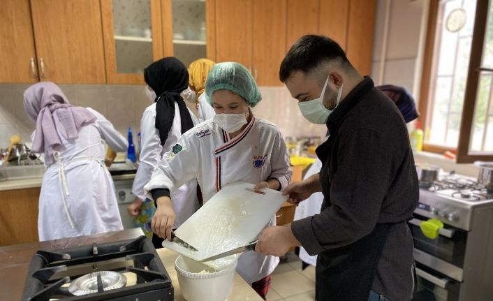 Evde annesinin yaptığı yemekleri merak etti, aşçılık kursuna başladı