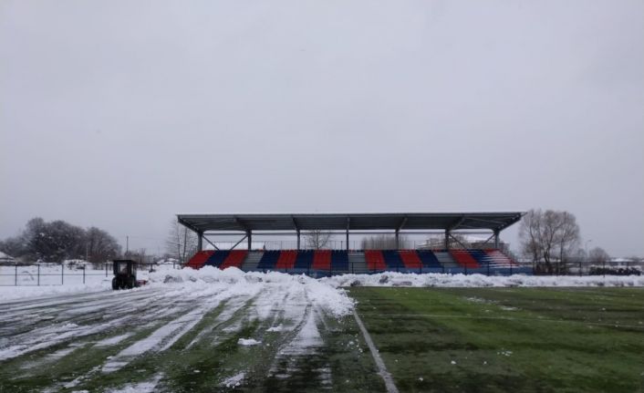 Futbol sahası kardan temizlendi