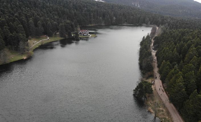 Gölcük Tabiat Parkı, güzel havayı fırsat bilen tatilcilerle doldu