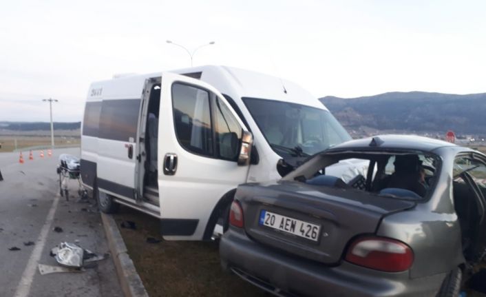 Güvenlik görevlilerini taşıyan servis, otomobil ile çarpıştı: 5 yaralı