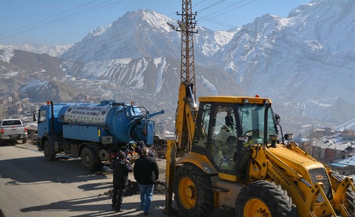 Hakkari’de kanalizasyon arızasıyla mücadele