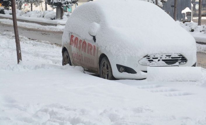 Hakkari’de karla mücadele çalışmaları devam ediyor