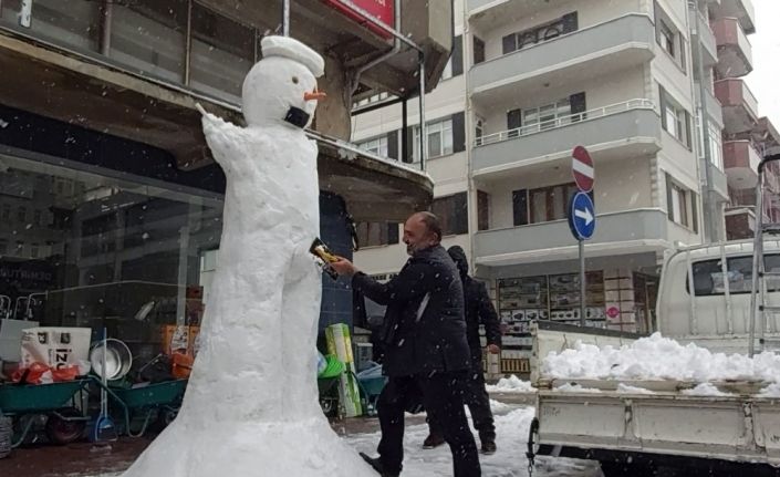 İşi gücü bırakıp 3 metrelik kardan adam yaptı