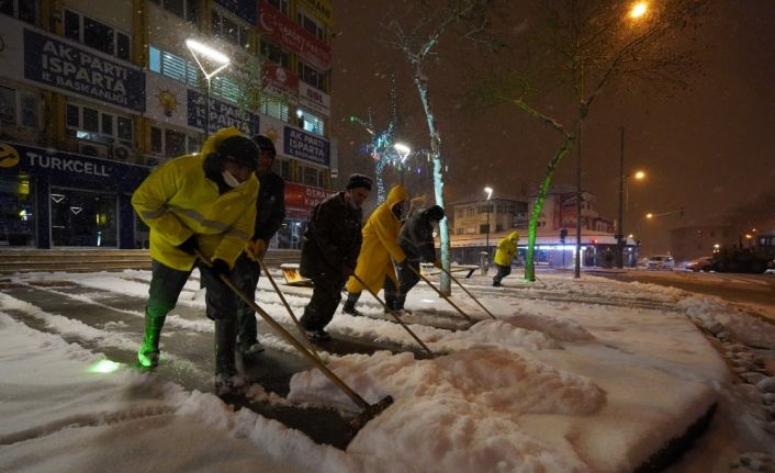 Isparta Belediyesi’nden karla mücadele seferberliği