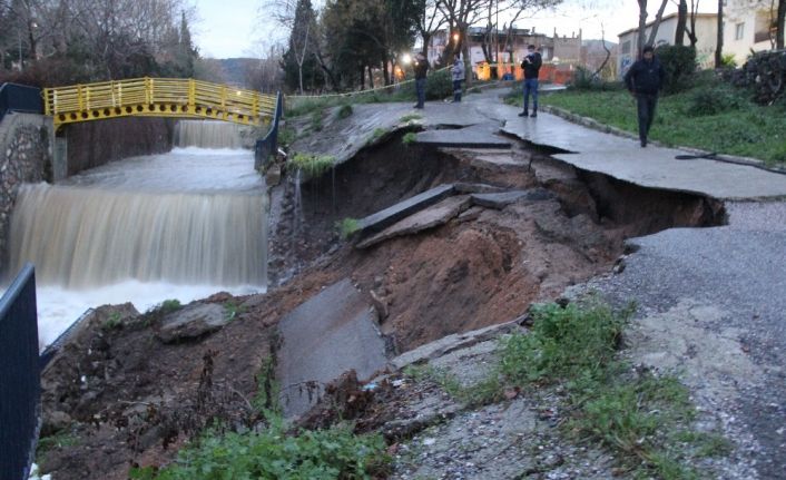 İzmir’de istinat duvarı büyük bir gürültüyle yıkıldı