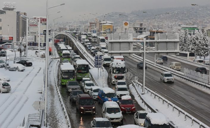 İzmit D-100 Karayolu’nda kar sebebiyle yoğunluk oluştu